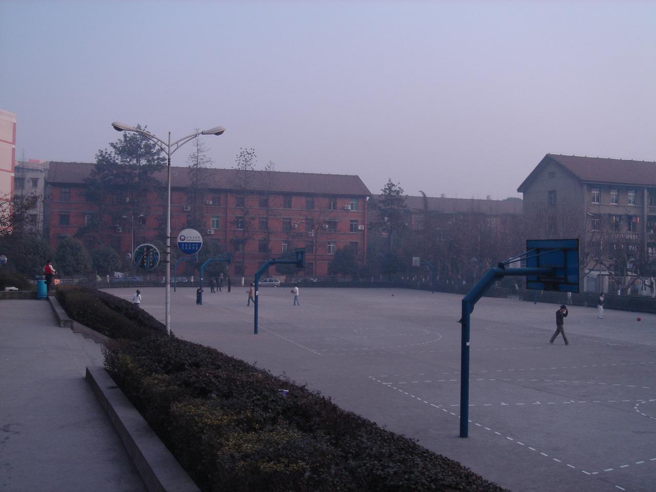 選擇重慶醫(yī)藥經(jīng)貿(mào)衛(wèi)生學(xué)校護理專業(yè)如何？