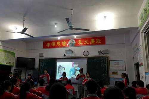沐川縣中等職業(yè)學(xué)校學(xué)生手語操“感恩的心”