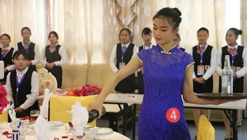 興義市中等職業(yè)學校中餐宴會擺臺項目現(xiàn)場