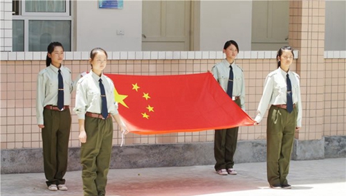 六盤水市鐘山區(qū)職業(yè)技術(shù)學(xué)校升旗儀式