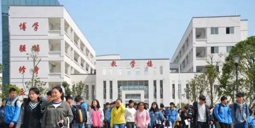 岑鞏縣中等職業(yè)技術(shù)學(xué)校放學(xué)