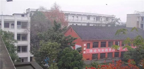 內(nèi)江高級技工學校校園環(huán)境 內(nèi)江高級技工學校校園環(huán)境