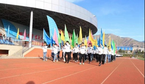 四川省會理現(xiàn)代職業(yè)技術學校彩旗飄飄
