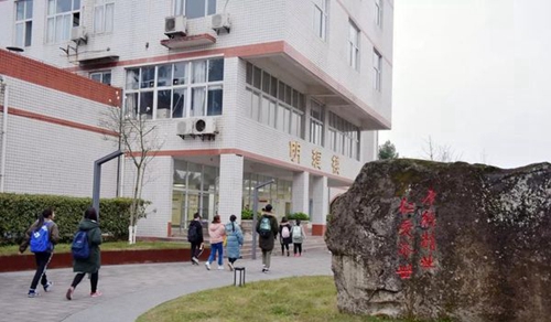 西南醫(yī)科大學(xué)附屬醫(yī)院衛(wèi)生學(xué)校（瀘州衛(wèi)校）校園一角