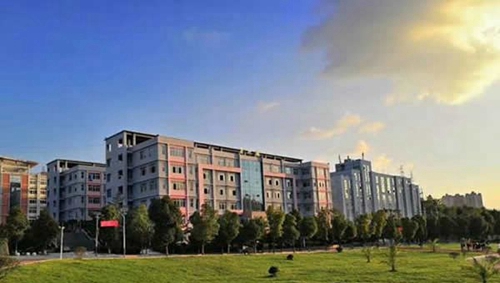 盤(pán)州市職業(yè)技術(shù)學(xué)校夕陽(yáng)下的校園