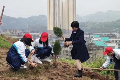 四川省敘永縣職業(yè)高級(jí)中學(xué)校動(dòng)手植樹