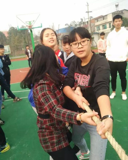 彭山區(qū)職業(yè)高級中學校拔河