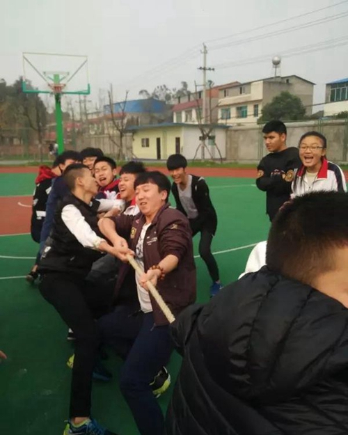 彭山區(qū)職業(yè)高級中學校拔河比賽