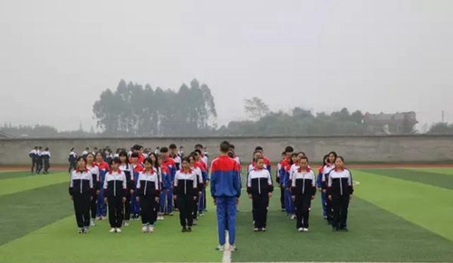 彭山區(qū)職業(yè)高級中學校列隊