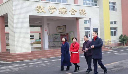 彭山區(qū)職業(yè)高級中學校領導檢查工作