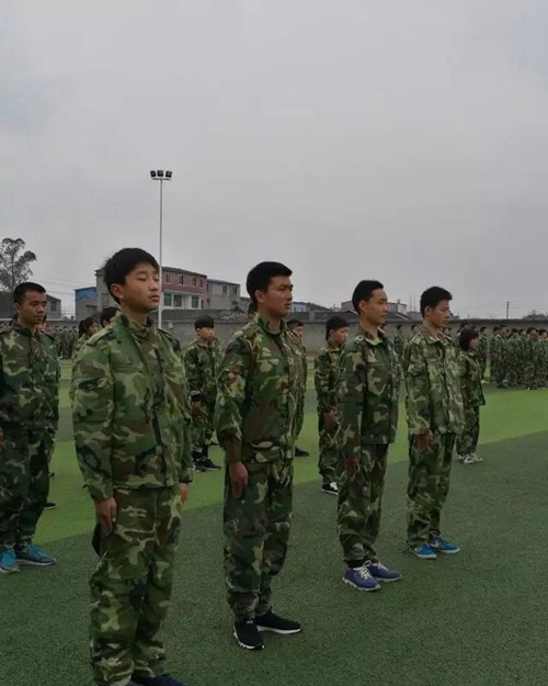 彭山區(qū)職業(yè)高級中學校挺拔軍姿