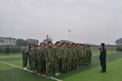 彭山區(qū)職業(yè)高級中學校新生軍訓