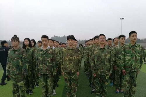 彭山區(qū)職業(yè)高級中學校站軍姿