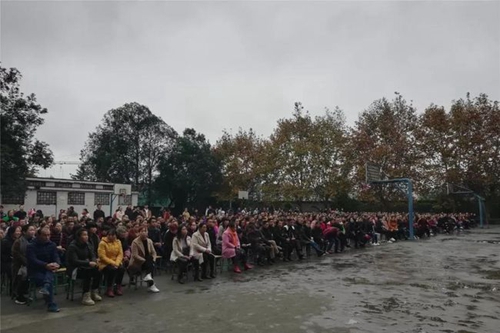四川省仁壽縣第五高級(jí)職業(yè)中學(xué)家長(zhǎng)會(huì)現(xiàn)場(chǎng)
