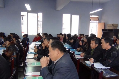 南充興光技工學(xué)校專心聽講