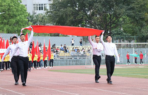 重慶三峽職業(yè)學(xué)院駕駛觀光車(chē)和
