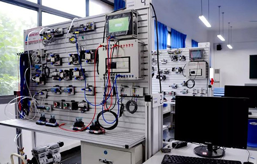 重慶機電職業(yè)技術(shù)學院機電一體化實訓室