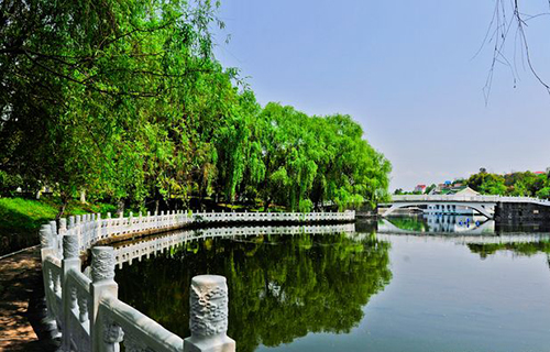 重慶信息技術(shù)職業(yè)學(xué)院湖畔風(fēng)景