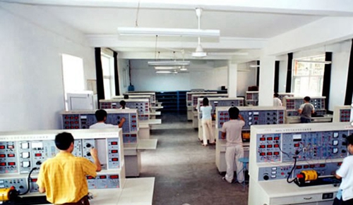 四川機(jī)電職業(yè)技術(shù)學(xué)院電子技術(shù)實驗室