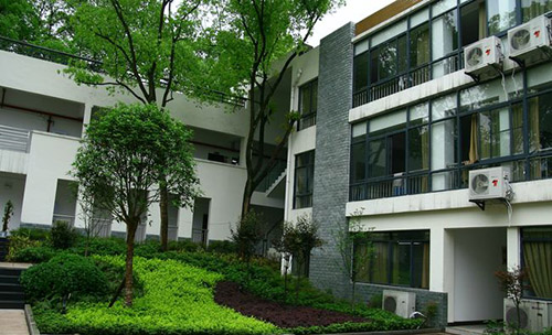 重慶青年職業(yè)技術(shù)學(xué)院行政樓一隅
