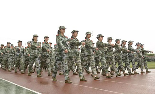 重慶商務職業(yè)學院齊步走