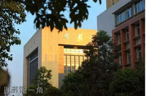 重慶公共運輸職業(yè)學(xué)院圖書館一角