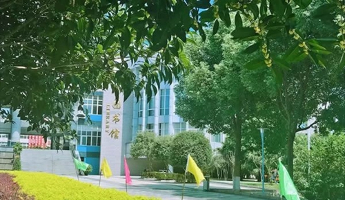 四川華新現(xiàn)代職業(yè)學(xué)院圖書館