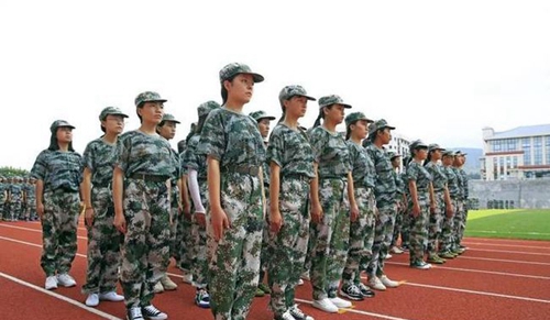 西昌民族幼兒師范高等?？茖W(xué)校站軍姿