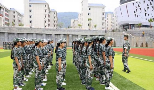 西昌民族幼兒師范高等?？茖W(xué)校站軍姿2