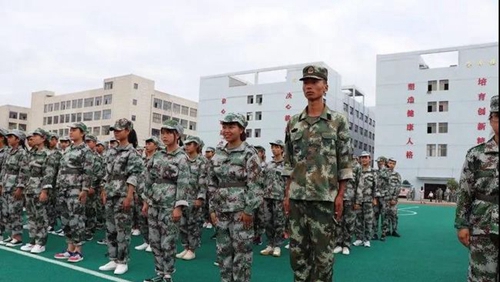 貴州省貴陽市經(jīng)貿(mào)職業(yè)學(xué)校軍訓(xùn)風(fēng)采