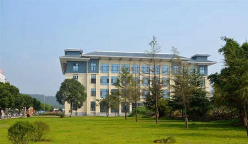 四川電子機械職業(yè)技術(shù)學(xué)院綠草茵茵