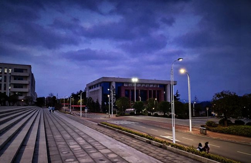 黔南民族醫(yī)學(xué)高等?？茖W(xué)校校園夜景