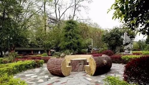 貴州電子信息職業(yè)技術(shù)學(xué)院校園長椅