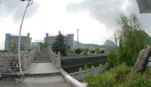 銅仁職業(yè)技術(shù)學(xué)院校園小河