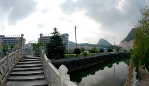 銅仁職業(yè)技術(shù)學(xué)院校園小河2