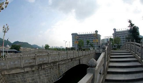 銅仁職業(yè)技術(shù)學(xué)院校園小河3