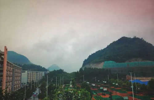 銅仁職業(yè)技術(shù)學(xué)院雨中校園