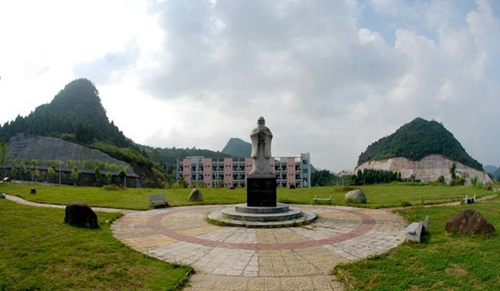 銅仁職業(yè)技術(shù)學(xué)院校園雕塑
