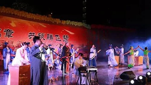 《民族團(tuán)結(jié)一家親》