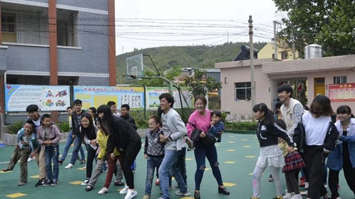 貴州盛華職業(yè)學院孩子們玩游戲