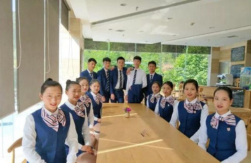 貴州盛華職業(yè)學院我校校園禮儀明星班
