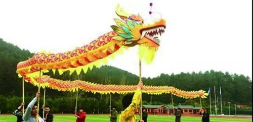 貴州盛華職業(yè)學院學生上舞龍?zhí)亻L課