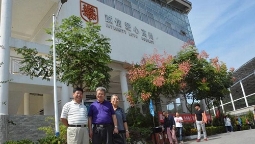 貴州盛華職業(yè)學院楊校與新生家長合影