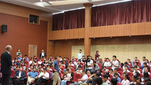 貴州盛華職業(yè)學院與學生交流