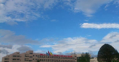 畢節(jié)醫(yī)學(xué)高等?？茖W(xué)校藍(lán)天白云2