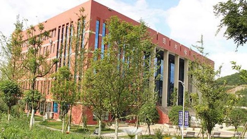 貴州應用技術(shù)職業(yè)學校圖書館側(cè)面
