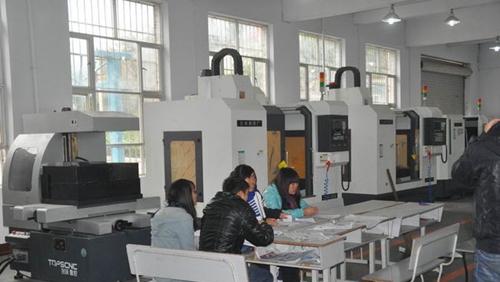 貴州電子科技職業(yè)學(xué)院數(shù)控實訓(xùn)車間 2