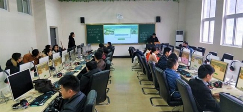貴州經(jīng)貿(mào)職業(yè)技術(shù)學(xué)院計(jì)算機(jī)實(shí)訓(xùn)室2