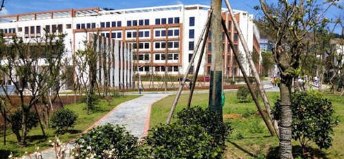 貴州經(jīng)貿(mào)職業(yè)技術(shù)學(xué)院校園小徑