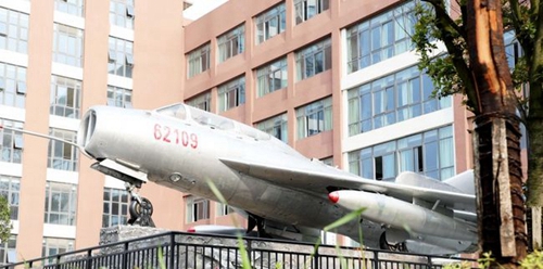 貴州航空職業(yè)技術(shù)學(xué)院教學(xué)樓前花園